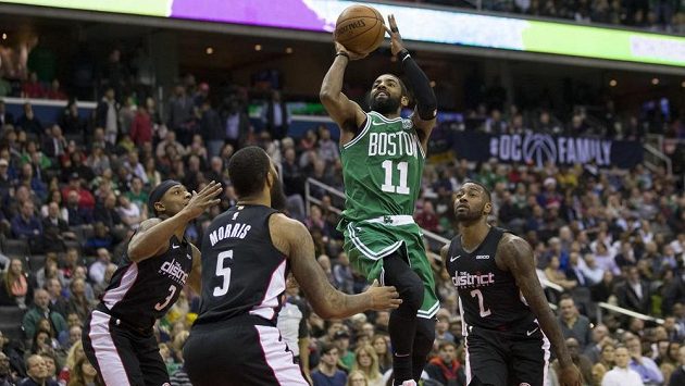 Basketbalista Bostonu Celtics Kyrie Irving (11) v duelu s Washingtonem Wizards. Basketbalista Bostonu Celtics Kyrie Irving (11) v duelu s Washingtonem Wizards.