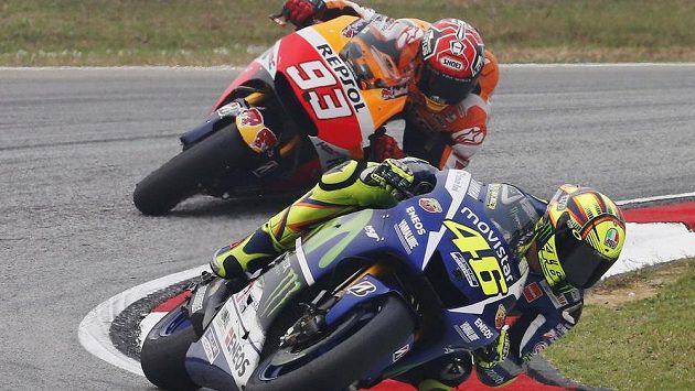 Španěl Marc Márquez stíhá v Kuala Lumpuru Valentina Rossiho. Španěl Marc Márquez stíhá v Kuala Lumpuru Valentina Rossiho.