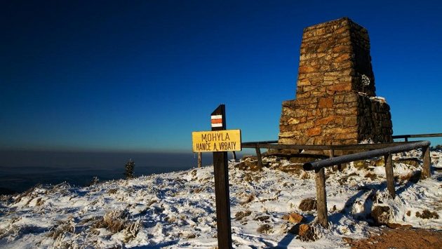 Tragédii Hanče a Vrbaty dodnes připomíná v Krkonoších mohyla nad Vrbatovou boudou. Tragédii Hanče a Vrbaty dodnes připomíná v Krkonoších mohyla nad Vrbatovou boudou.