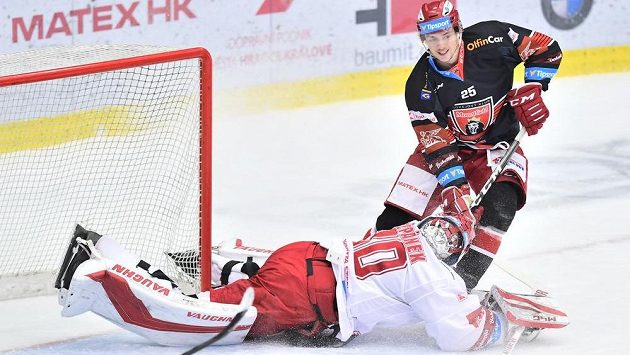Zleva brankář Třince Jakub Štěpánek a Petr Poppel z Hradce Králové. Zleva brankář Třince Jakub Štěpánek a Petr Poppel z Hradce Králové.