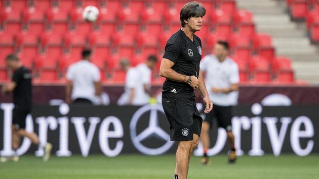 Trenér reprezentace Německa Joachim Löw během tréninku před utkáním s Českou republikou. Trenér reprezentace Německa Joachim Löw během tréninku před utkáním s Českou republikou.