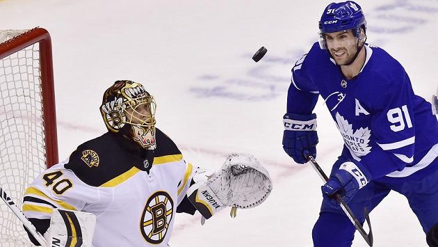 John Tavares z Toronta před brankářem Bostonu Tuukkou Raskem. John Tavares z Toronta před brankářem Bostonu Tuukkou Raskem.