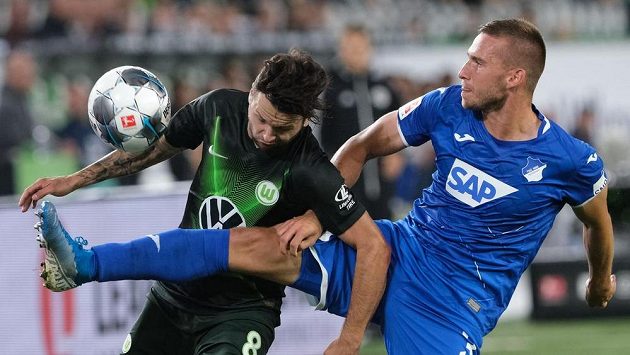 Pavel Kadeřábek (vpravo) z Hoffenheimu Renato Steffen z Wolfsburgu. Pavel Kadeřábek (vpravo) z Hoffenheimu Renato Steffen z Wolfsburgu.