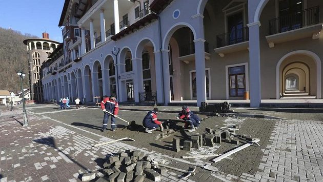 Před jedním z hotelů v Krásné Poljaně ještě dlaždiči dodělávali chodník. Před jedním z hotelů v Krásné Poljaně ještě dlaždiči dodělávali chodník.