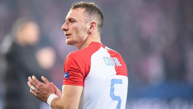 Slávista Vladimír Coufal tleská fanouškům po zápase s Barcelonou. Slávista Vladimír Coufal tleská fanouškům po zápase s Barcelonou.