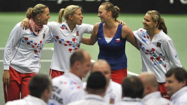 Český tým slaví postup do semifinále, zleva Lucie Hradecká, Andrea Hlaváčková, Petra Kvitová, Lucie Šafářová. Teď v cestě stojí Italky. Český tým slaví postup do semifinále, zleva Lucie Hradecká, Andrea Hlaváčková, Petra Kvitová, Lucie Šafářová. Teď v cestě stojí Italky.