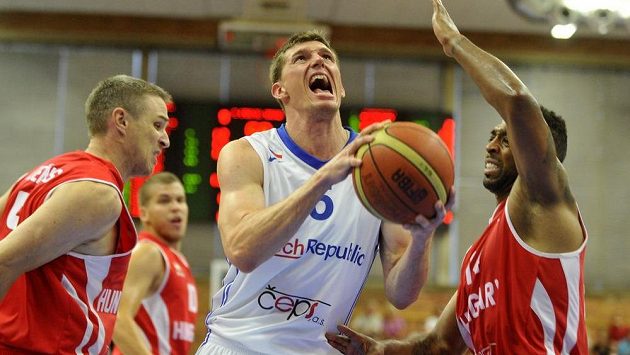 Uprostřed Pavel Pumprla proti dvojici maďarských basketbalistů. Uprostřed Pavel Pumprla proti dvojici maďarských basketbalistů.