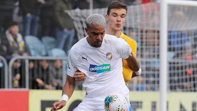 Zleva Jean-David Beauguel z Plzně, Adam Rychlý z Opavy. Plzeňský útočník dal v utkání dva góly. Zleva Jean-David Beauguel z Plzně, Adam Rychlý z Opavy. Plzeňský útočník dal v utkání dva góly.