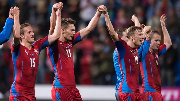 Zleva Jan Kopic, Milan Škoda, Ladislav Krejčí a David Limberský oslavují vítězství 2:1 nad Kazachstánem. Zleva Jan Kopic, Milan Škoda, Ladislav Krejčí a David Limberský oslavují vítězství 2:1 nad Kazachstánem.