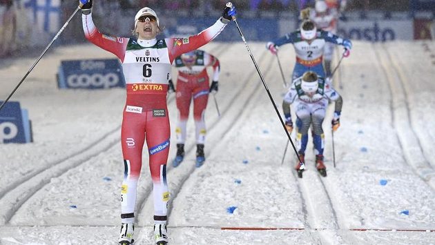 Maiken Caspersen Fallaová z Norska se raduje z výhry v Ruce. Maiken Caspersen Fallaová z Norska se raduje z výhry v Ruce.