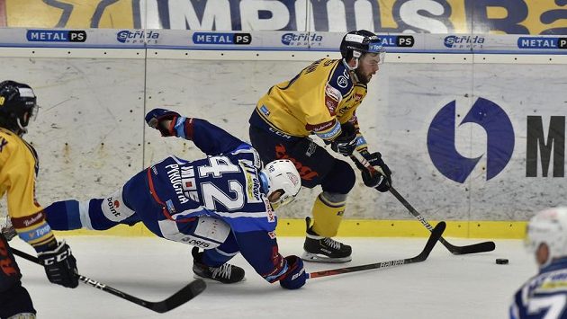 Filip Pyrochta (42) z Brna se snaží zastavit Jakuba Hermana ze Zlína. Filip Pyrochta (42) z Brna se snaží zastavit Jakuba Hermana ze Zlína.