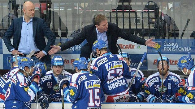 Trenér Komety Brno Alois Hadamczik (uprostřed) mezi svými svěřenci na střídačce. Trenér Komety Brno Alois Hadamczik (uprostřed) mezi svými svěřenci na střídačce.