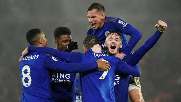 Hráči Leicesteru se radují po devátém gólu, dal ho Jamie Vardy z penalty. Hráči Leicesteru se radují po devátém gólu, dal ho Jamie Vardy z penalty.