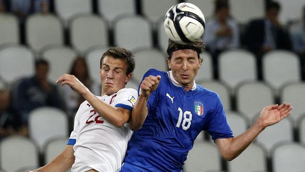 Český reprezentační záložník Vladimír Darida (vlevo) v hlavičkovém souboji s Italem Montolivem. Český reprezentační záložník Vladimír Darida (vlevo) v hlavičkovém souboji s Italem Montolivem.
