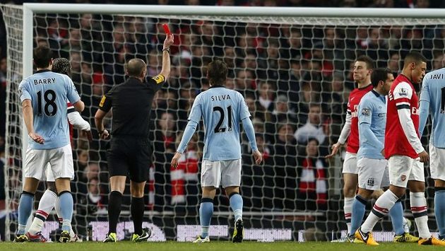 Klíčový moment. Rozhodčí Mike Dean vylučuje Laurenta Koscielného z Arsenalu (čtvrtý zprava). Klíčový moment. Rozhodčí Mike Dean vylučuje Laurenta Koscielného z Arsenalu (čtvrtý zprava).