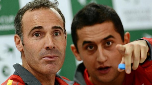 Trenér španělských tenistů Álex Corretja (vlevo) a Nicolás Almagro na tiskové konferenci před finále Davis Cupu. Trenér španělských tenistů Álex Corretja (vlevo) a Nicolás Almagro na tiskové konferenci před finále Davis Cupu.