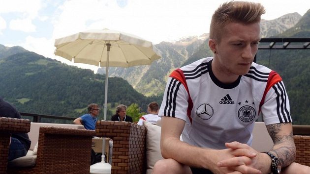Marco Reus absolvoval část závěrečné přípravy s německým týmem, ale z MS ho vyřadilo zranění kotníku. Marco Reus absolvoval část závěrečné přípravy s německým týmem, ale z MS ho vyřadilo zranění kotníku.