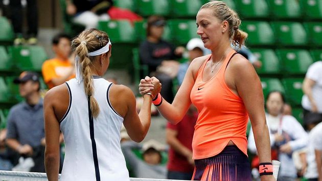 Petra Kvitová (vpravo) si podává ruku s Portoričankou Mónicou Puigovou po skončení duelu druhého kola turnaje v Tokiu. Petra Kvitová (vpravo) si podává ruku s Portoričankou Mónicou Puigovou po skončení duelu druhého kola turnaje v Tokiu.
