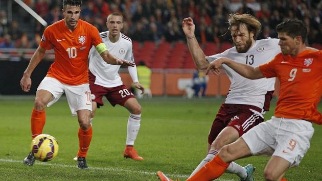 Nizozemský fotbalista Klaas Jan Huntelaar (vpravo) střílí přes obránce Kasparse Gorksse (druhý zprava) gól v kvalifikačním utkání proti Lotyšsku. Nizozemský fotbalista Klaas Jan Huntelaar (vpravo) střílí přes obránce Kasparse Gorksse (druhý zprava) gól v kvalifikačním utkání proti Lotyšsku.