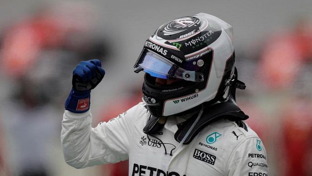 Fin Valtteri Bottas se raduje v Brazílii z vítězství v kvalifikaci. Fin Valtteri Bottas se raduje v Brazílii z vítězství v kvalifikaci.