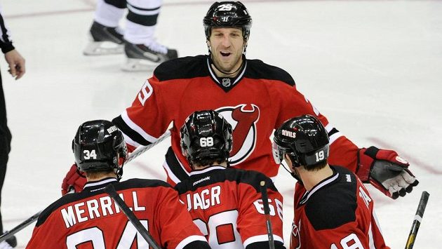 Jaromír Jágr se raduje se spoluhráči Ryanem Clowem (č. 29), Jon Merrillem (vlevo) a Travisem Zajacem (vpravo) ze vstřelení gólu proti Minnesotě. Jaromír Jágr se raduje se spoluhráči Ryanem Clowem (č. 29), Jon Merrillem (vlevo) a Travisem Zajacem (vpravo) ze vstřelení gólu proti Minnesotě.