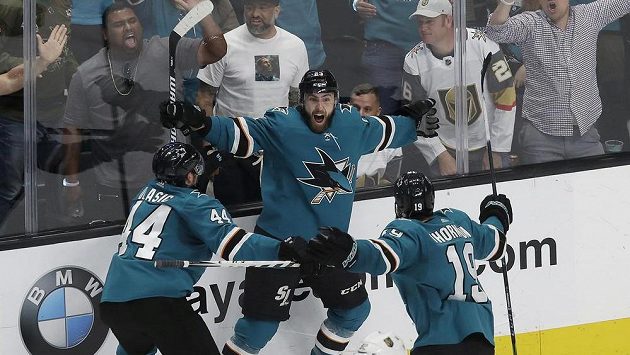 Hrdina týmu San Jose Sharks se jmenuje Barclay Goodrow. Právě on gólem zařídil svému týmu postup do 2. kola play off NHL přes Vegas. Hrdina týmu San Jose Sharks se jmenuje Barclay Goodrow. Právě on gólem zařídil svému týmu postup do 2. kola play off NHL přes Vegas.