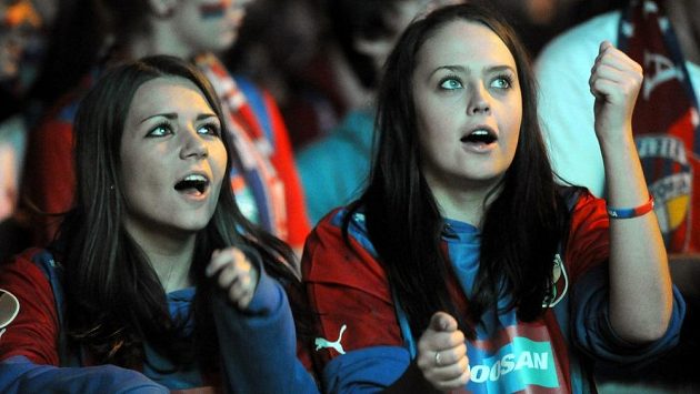 Fanynky Viktorie Plzeň držely svému týmu palce alespoň nadálku. Fanynky Viktorie Plzeň držely svému týmu palce alespoň nadálku.