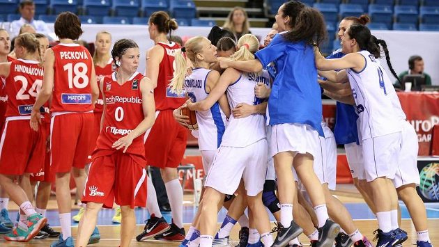 Veronika Bortelová z poraženého českého týmu sleduje řecké oslavy. Veronika Bortelová z poraženého českého týmu sleduje řecké oslavy.