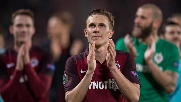 Bořek Dočkal děkuje fanouškům po zápase s Villarrealem. Bořek Dočkal děkuje fanouškům po zápase s Villarrealem.