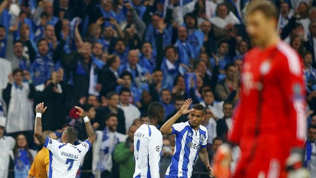 Ricardo Quaresma (vlevo) se raduje společně se spoluhráči z Porta z gólu, který vstřelil brankáři Bayernu Manuelovi Neuerovi (vpravo). Ricardo Quaresma (vlevo) se raduje společně se spoluhráči z Porta z gólu, který vstřelil brankáři Bayernu Manuelovi Neuerovi (vpravo).