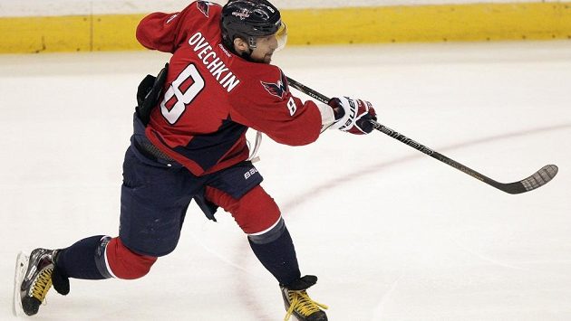 Alexandr Ovečkin střílí během zápasu proti New York Rangers. Alexandr Ovečkin střílí během zápasu proti New York Rangers.