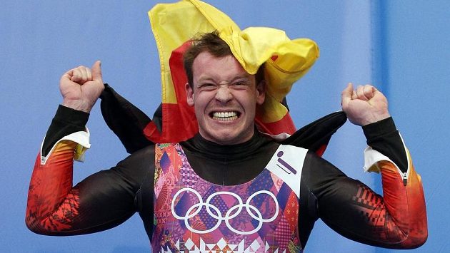 Německý sáňkař Felix Loch oslavuje svůj olympijský triumf v Soči. Německý sáňkař Felix Loch oslavuje svůj olympijský triumf v Soči.