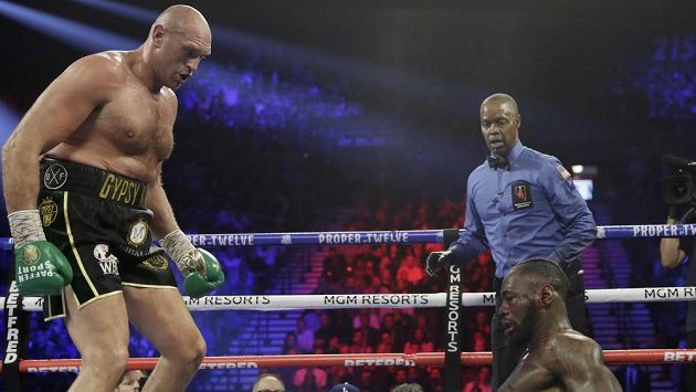 Tyson Fury posílá k zemi Deontaye Wildera během předešlého zápasu v Las Vegas. Tyson Fury posílá k zemi Deontaye Wildera během předešlého zápasu v Las Vegas.