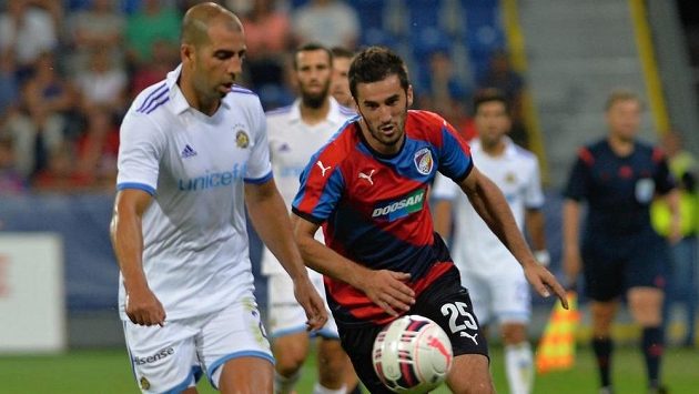 Útočník Plzně Aidin Mahmutovič a Tal Ben Chaim I (vlevo) z Maccabi Tel Aviv. Útočník Plzně Aidin Mahmutovič a Tal Ben Chaim I (vlevo) z Maccabi Tel Aviv.