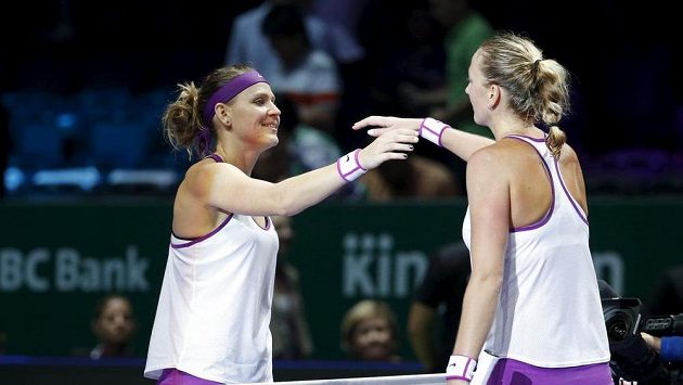 Lucie Šafářová (vlevo) gratuluje Petře Kvitové k vítězství. Lucie Šafářová (vlevo) gratuluje Petře Kvitové k vítězství.