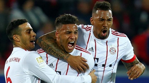 Corentin Tolisso (uprostřed) z Bayernu slaví gól se spoluhráči Thiagem Alcantarou (vlevo) a Jeromem Boatengem. Corentin Tolisso (uprostřed) z Bayernu slaví gól se spoluhráči Thiagem Alcantarou (vlevo) a Jeromem Boatengem.