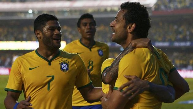 Brazilští fotbalisté Fred (vpravo) a Hulk se radují z gólu útočníka Fluminense v přípravném utkání proti Srbsku. Brazilští fotbalisté Fred (vpravo) a Hulk se radují z gólu útočníka Fluminense v přípravném utkání proti Srbsku.