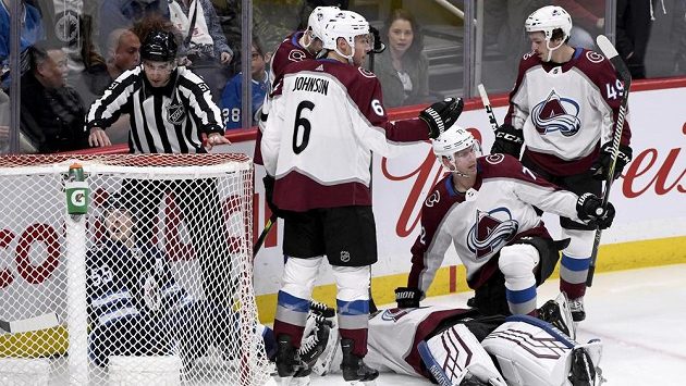 Erik Johnson (6), Joonas Donskoi (72) a Samuel Girard (49) z Colorada povolávají pomoc pro brankáře Pavla Francouze (39) zraněného při střetu s Markem Scheifelem (55). Erik Johnson (6), Joonas Donskoi (72) a Samuel Girard (49) z Colorada povolávají pomoc pro brankáře Pavla Francouze (39) zraněného při střetu s Markem Scheifelem (55).