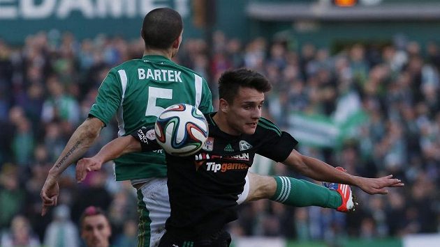 David Bartek z Bohemians Praha 1905 v soubojis příbramským Alešem Matějů. David Bartek z Bohemians Praha 1905 v soubojis příbramským Alešem Matějů.
