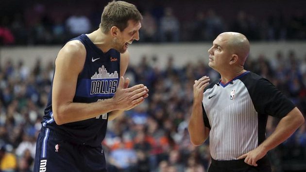 Německý veterán Dirk Nowitzki si jako šestý basketbalista v historii připsal v NBA 900. výhru v základní části. Německý veterán Dirk Nowitzki si jako šestý basketbalista v historii připsal v NBA 900. výhru v základní části.