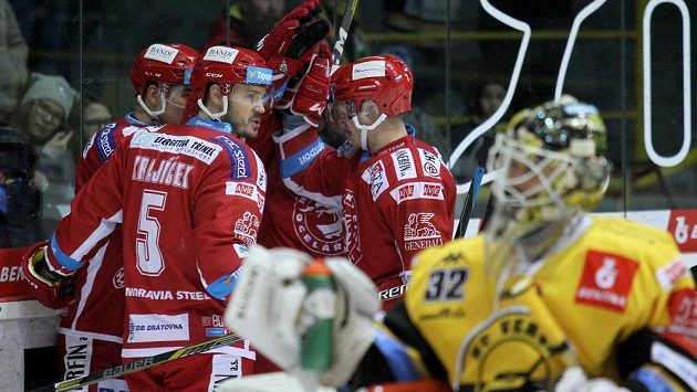 Hokejisté HC Oceláři Třinec se radují z gólu na ledě HC Verva Litvínov. Hokejisté HC Oceláři Třinec se radují z gólu na ledě HC Verva Litvínov.