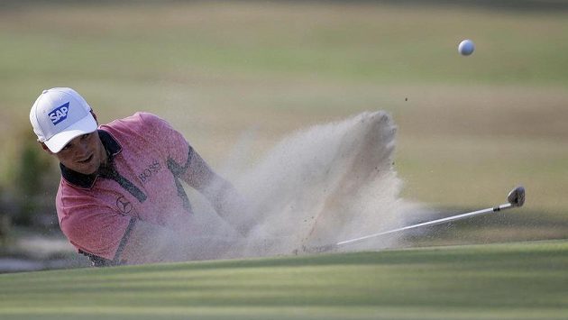 Německý golfista Martin Kaymer a jedna z těžších chvil na probíhajícím US Open. Německý golfista Martin Kaymer a jedna z těžších chvil na probíhajícím US Open.