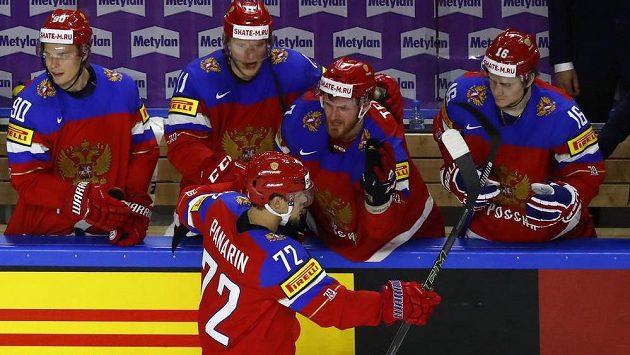 Ruský střelec Arťjom Panarin slaví se spoluhráči rozhodující trefu ze samostatného nájezdu v duelu se Švédskem. Ruský střelec Arťjom Panarin slaví se spoluhráči rozhodující trefu ze samostatného nájezdu v duelu se Švédskem.