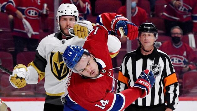 Rozhodčí Chris Lee přihlíží potyčce obránce Vegas Braydena McNabba (vlevo) a útočníka Montrealu Nicka Suzukiho. Rozhodčí Chris Lee přihlíží potyčce obránce Vegas Braydena McNabba (vlevo) a útočníka Montrealu Nicka Suzukiho.