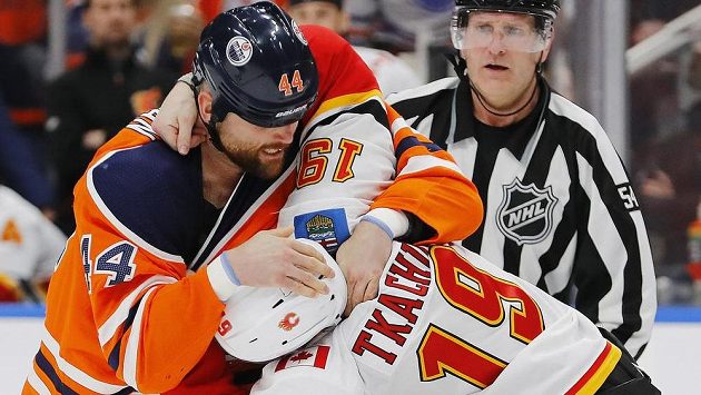Forward Edmontnonu Zack Kassian (vlevo) a útočník Calgary Matt Tkachuk znovu změřili síly v pěstním souboji. Forward Edmontnonu Zack Kassian (vlevo) a útočník Calgary Matt Tkachuk znovu změřili síly v pěstním souboji.