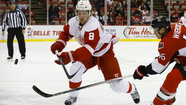 Detroitský Justin Abdelkader (8) a obránce Ottawy Patrick Wiercioch. Detroitský Justin Abdelkader (8) a obránce Ottawy Patrick Wiercioch.