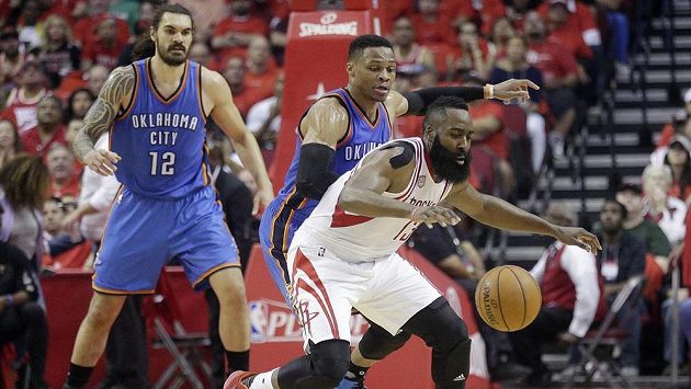 Souboj hvězd! James Harden (vpravo) z Houstonu a rozehrávač Russell Westbrook z Oklahomy. Souboj hvězd! James Harden (vpravo) z Houstonu a rozehrávač Russell Westbrook z Oklahomy.