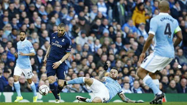 Útočník Realu Karim Benzema (druhý zleva) v souboji s obranou Manchesteru City. Útočník Realu Karim Benzema (druhý zleva) v souboji s obranou Manchesteru City.