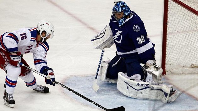 Útočník New Yorku Rangers Derick Brassard překonává brankáře Tampy Bay Bena Bishopa v šestém utkání semifinále play off NHL. Útočník New Yorku Rangers Derick Brassard překonává brankáře Tampy Bay Bena Bishopa v šestém utkání semifinále play off NHL.