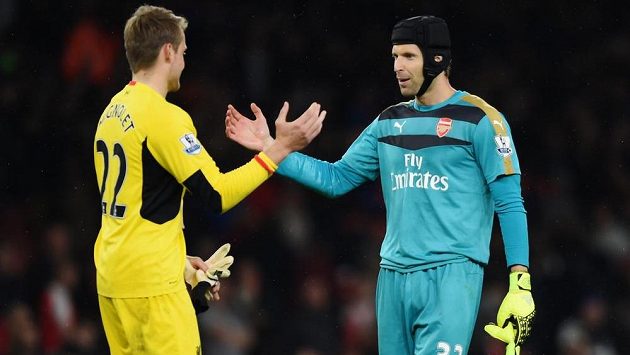 Pozdrav Petra Čecha (vpravo) z Arsenalu s liverpoolským gólmanem Simonem Mignoletem po bezbrankové dohrávce 3. kola. Pozdrav Petra Čecha (vpravo) z Arsenalu s liverpoolským gólmanem Simonem Mignoletem po bezbrankové dohrávce 3. kola.